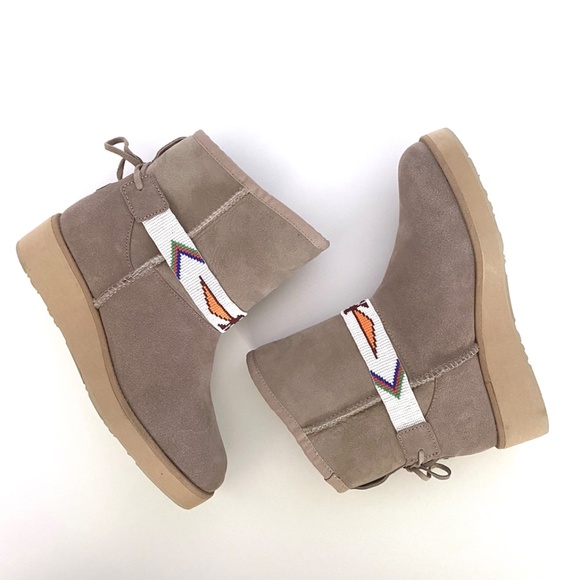 Australia Luxe Collective Shoes - Australia Luxe Collective Joshua Shearling Boots with Beaded Bands Size 6